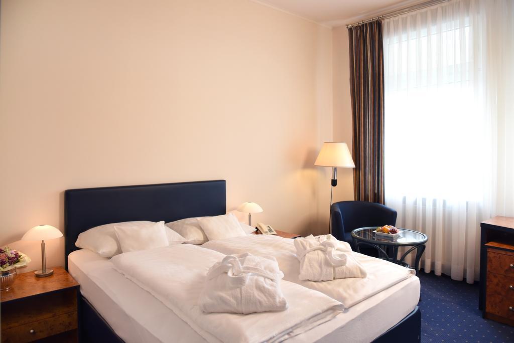 Hotel Arkadia Фридрихсдорф Экстерьер фото
