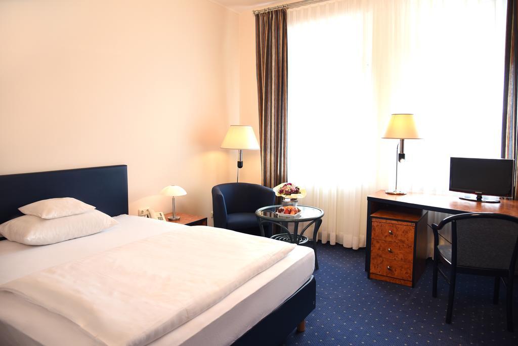 Hotel Arkadia Фридрихсдорф Экстерьер фото