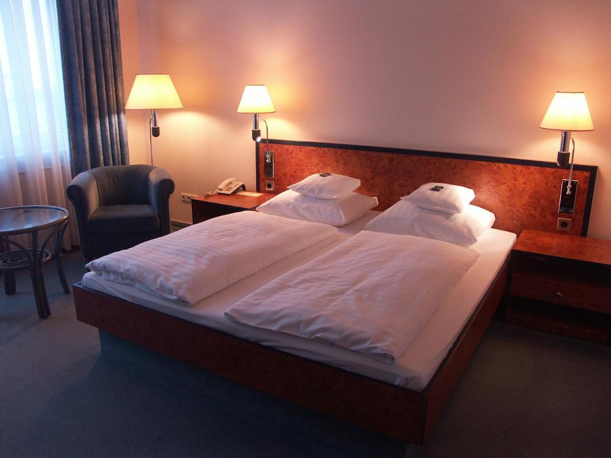 Hotel Arkadia Фридрихсдорф Экстерьер фото