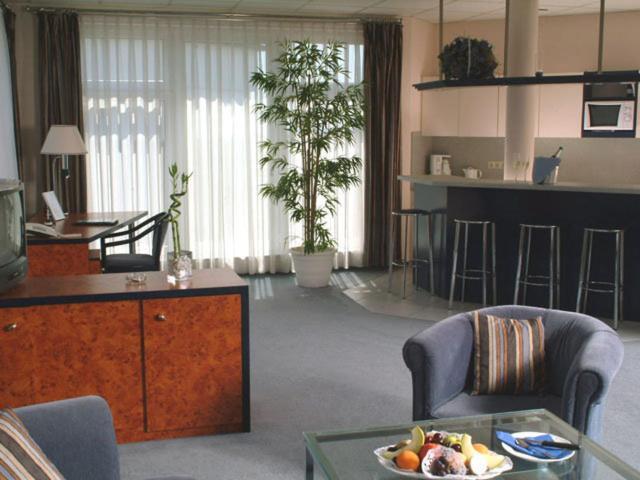 Hotel Arkadia Фридрихсдорф Экстерьер фото